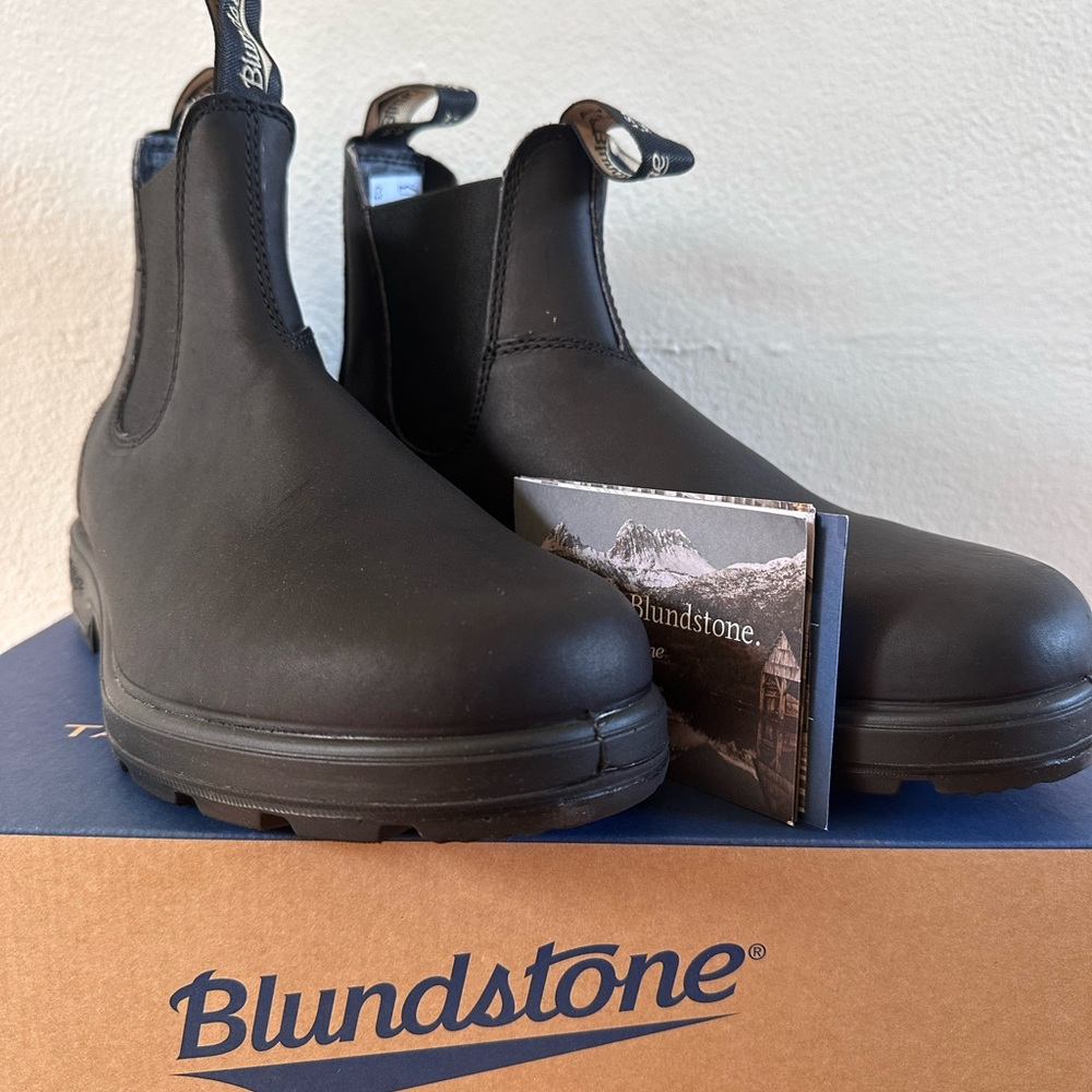 Blundstone 10.5 Chelsea boot. Brand new